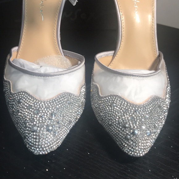 Betsey Johnson, Woman's Size 8.5 Silver Iris Rhinestone Pump - Picture 5 of 10